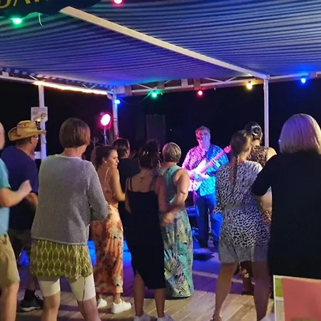 Cosy Avec Terrasse Pour 6 Personnes - Api-1-52-521 Campsite